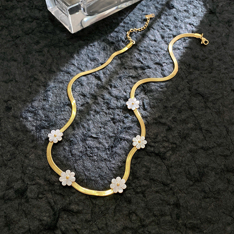 Stylish White Shell Necklace Womens Elegant Light-Luxury High-End Exquisite Collarbone Chain